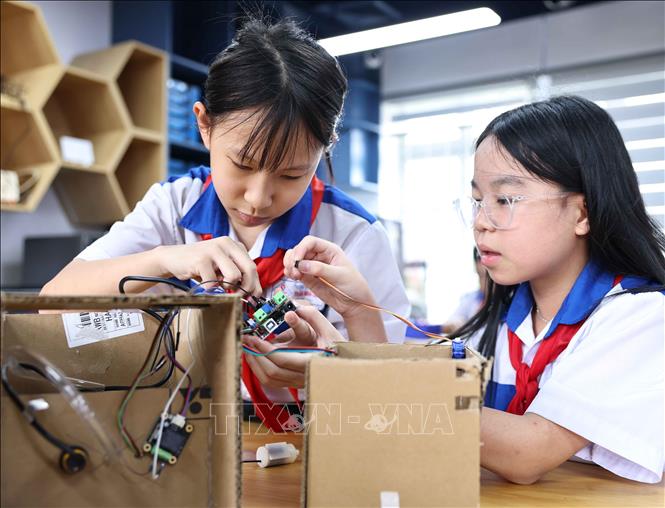 Phòng thực hành giáo dục STEM tại Trường THCS Lê Quý Đôn (Tuyên Quang) sau khi khánh thành và vận hành đã tạo nên không khí học tập vô cùng hứng khởi của thầy và trò. (Ảnh: Thanh Tùng/TTXVN)